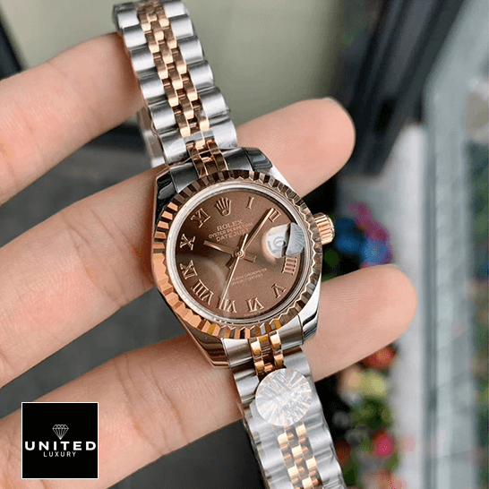 Rolex Datejust 278271 Everose Gold Automatic Chocolate Dial Jubilee Replica 5 Rolex Datejust 288271 Everose Gold Roman Dial Replica on the fingers